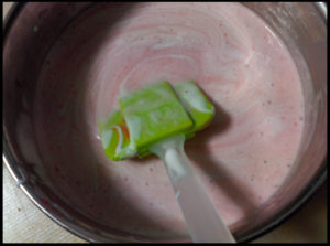 Mezclar la nata, merengue y el puré de fresa